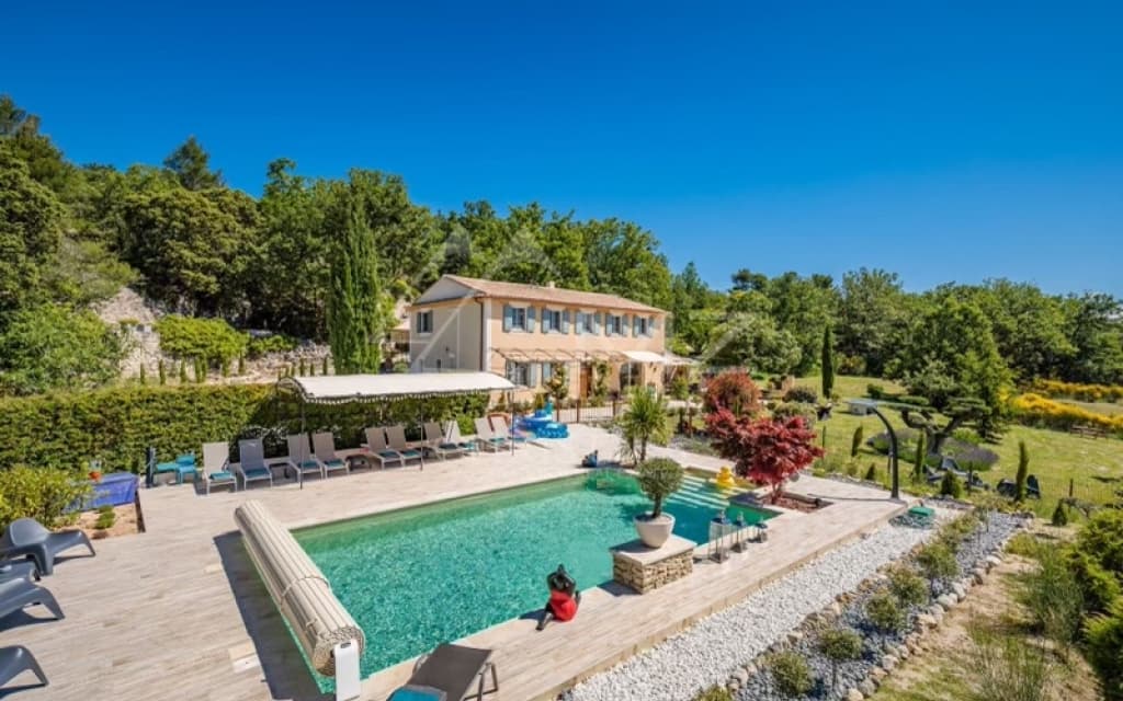 Gordes, country house on 7 ha with panoramic views.
