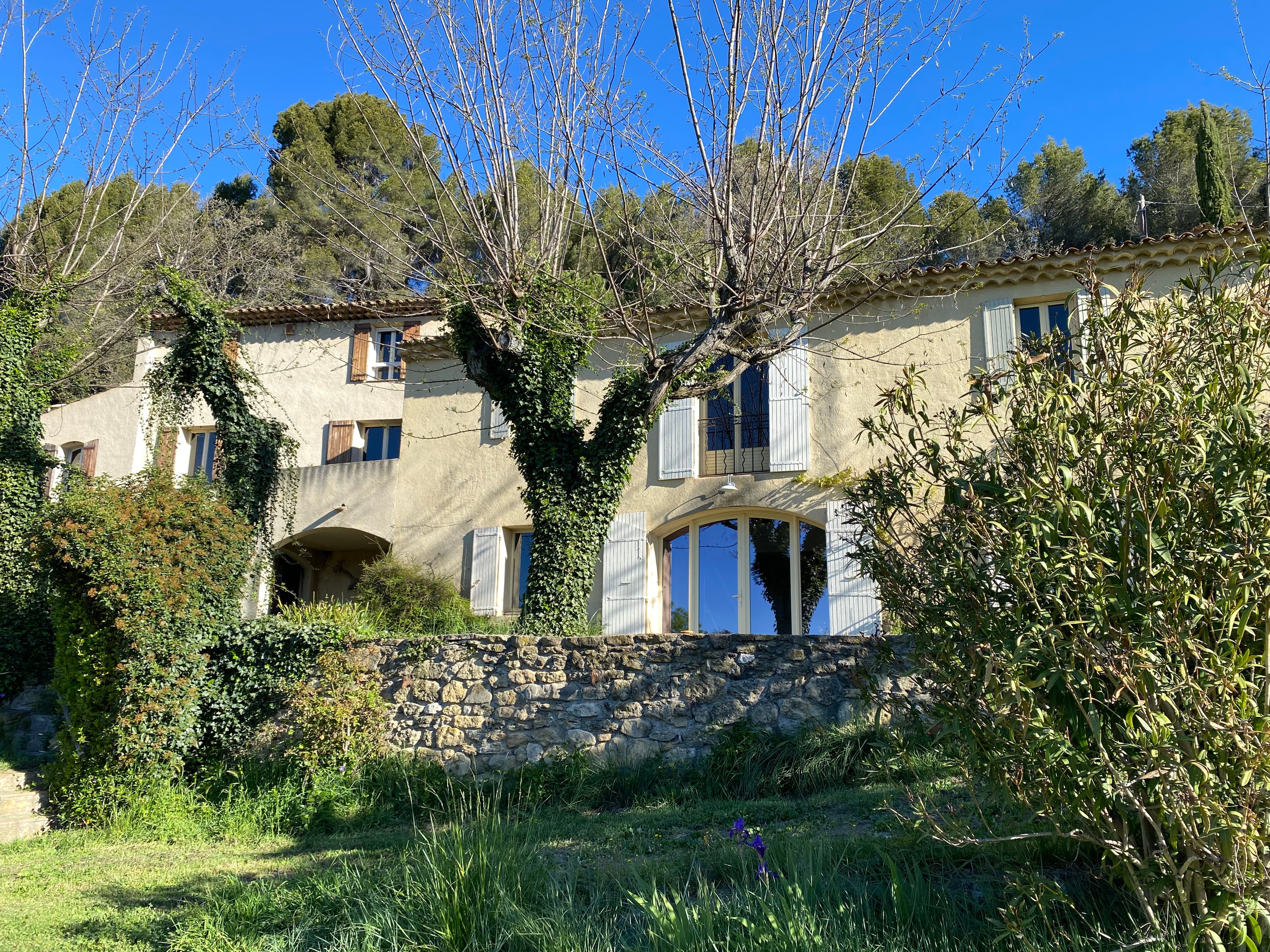 Vaugines property with high potential