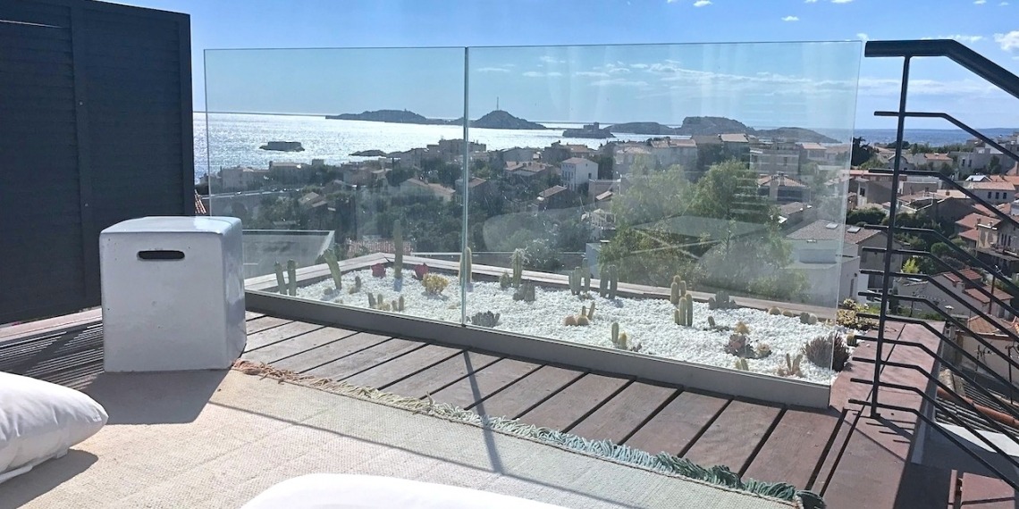 Une villa contemporaine avec piscine sur le toit à Marseille située sur les hauteurs du 7ème arrondissement